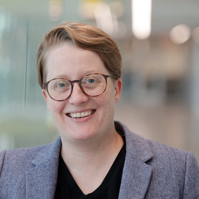 Headshot of Kelly Hanson